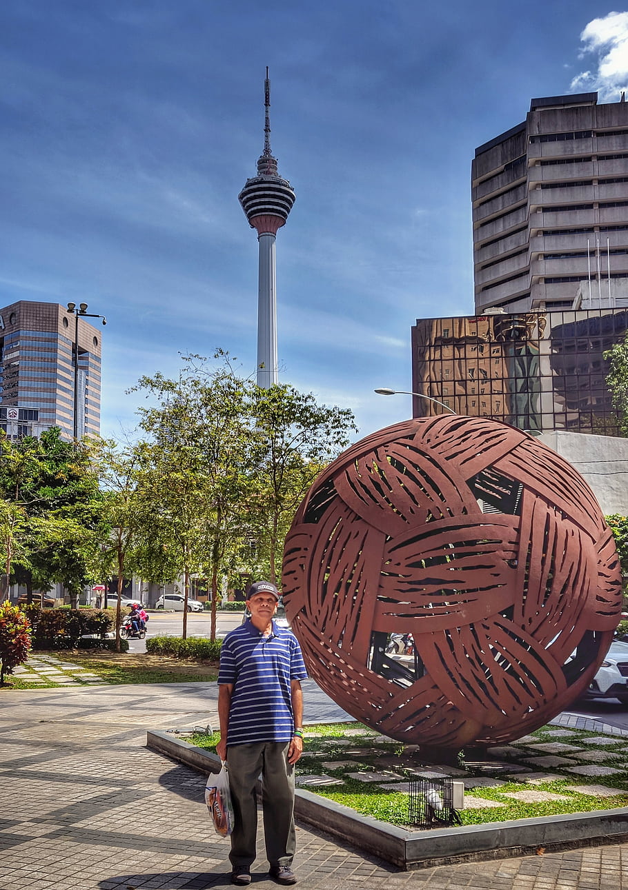 kuala lumpur, Μαλαισία, Menara KL, αστικό τοπίο, δημόσια τέχνη, γλυπτική, ΕΞΩΤΕΡΙΚΟΥ ΧΩΡΟΥ, ημέρα, άνδρας, το περπάτημα