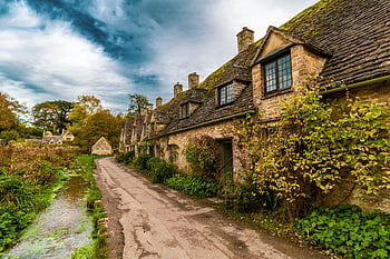 schmale Fahrbahn, Steinhäuser, bibury, England, Wasserkanal, Panoramastraße, malerisch, Vereinigtes Königreich, ländliche Szene, Dorf Charme, historische Architektur