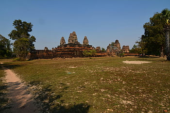 ancient temple, khmer architecture, temple ruins, 历史建筑, 东南亚风光, 草木环绕, 石结构建筑, 热带景观, 文化遗址, 旅游景点, 柬埔寨风情