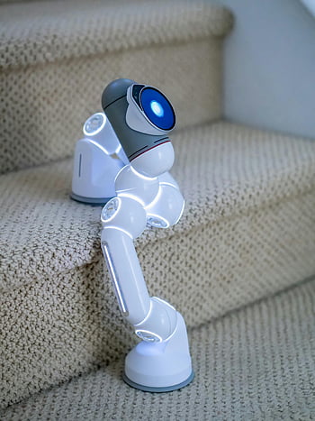 グレーと白のロボット、 階段を上る、 未来のロボット、 先端技術、 屋内イノベーション、 ロボットデザイン、 モダンロボット工学、 屋内設定、 階段ナビゲーション、 ロボットの移動、 テクノロジーショーケース