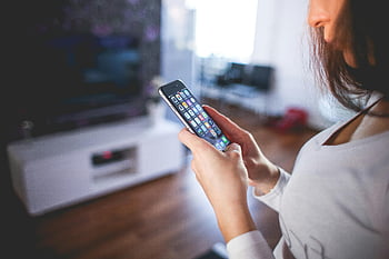 nő, fehér V-nyakú ing, Űrszürke iPhone 6, okostelefon, benti, modern technológia, közlés, hangulatos otthoni beállítás, böngészés, kezek, alkalmazások