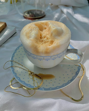 kávová pěna, bílý keramický pohár, podšálek, stůl, Frothy Cappuccino, porcelánový šálek, Zlaté brýle, detail, Elegantní pohár, kávový nápoj, nastavení tabulky