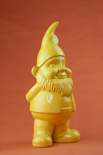 κίτρινο κεραμικό gnome, κόκκινο φόντο, παιχνίδι κήπου, ζωντανό κίτρινο, διακοσμητικό νάνος, δώρο ιδέα, κεραμικό ειδώλιο, αγάλμα, κίτρινος νάνος, κόκκινο σκηνικό, διακόσμηση κήπου