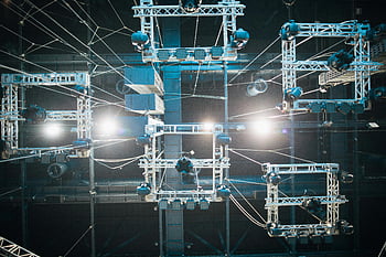 digitální displej, lesklé projektory, scénické osvětlení, geometrické nastavení osvětlení, průmyslového prostoru, vysoký úhel pohledu, jevištní vybavení, osvětlovací zařízení, scénografie, průmyslové osvětlení, Nastavení fáze