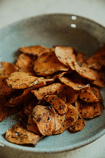 dulciuri de cartofi dulci, Chipsuri crocante, cipuri de casă, chipsuri condimentate, ierburi, gustare sănătoasă, închisă, castron, farfurie, gustare, alimente fotografice