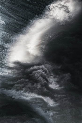 ocean bølge, dramatiske skyer, Sollys bryder igennem, Moody atmosfære, sort og hvid, naturfotografering, stormfulde himmel, skyformationer, Atmosfærisk fotografering, havbølger, dramatisk belysning