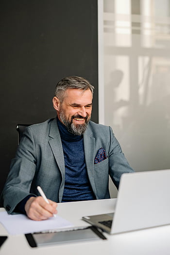 Geschäftsmann, grauer Anzug, zuversichtlich lächeln, modernes Büro, drinnen, natürliches Licht, Arbeiten, Tabelle, Laptop, Professionel, zuversichtlich
