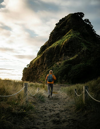 Rückansicht, gehende Person, Berg, malerischer Weg, Sonnenuntergang, Neuseeland, einsamer Reisender, Rucksack, natürliche Landschaft, Outdoor-Abenteuer, Reisefotografie