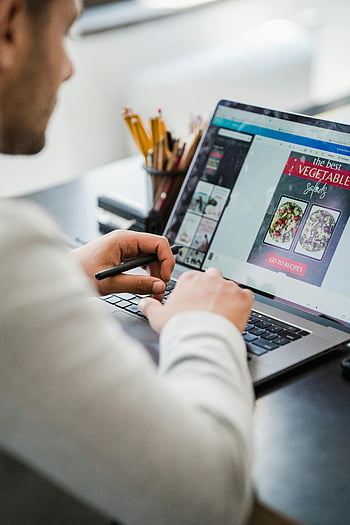 grafik tasarımcısı, dizüstü bilgisayarda çalışan, iyi aydınlatılmış ofis, Tasarım Projeleri, çalışan adam, grafik Tasarım, dizüstü, Ofis alanı, Profesyonel çalışma alanı, yaratıcı iş, dijital tasarım