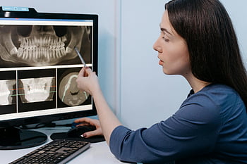 kvindelig tandlæge, Dental røntgenstråle, computer skærm, Dental resultater, klinik, Undersøgelse af tænder, Dentalbilleder, tandpleje, Dental Professional, Dentalundersøgelse