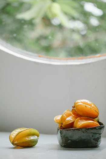 Ovoce Carambola, hvězdné ovoce, Zralé hvězdné ovoce, tropická svěžest, bílý stůl, miska, uvnitř, okno, tropické ovoce, čerstvé ovoce, ovocná boule