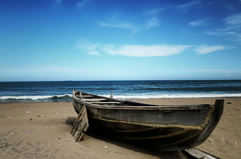 šedá kánoe, mořského pobřeží, Visakhapatnam India, Rustikální loď, Sandy Shores, klidná scéna, pláž krajiny, pobřežní scenérie, dřevěná loď, pohled na oceán, plážové fotografie