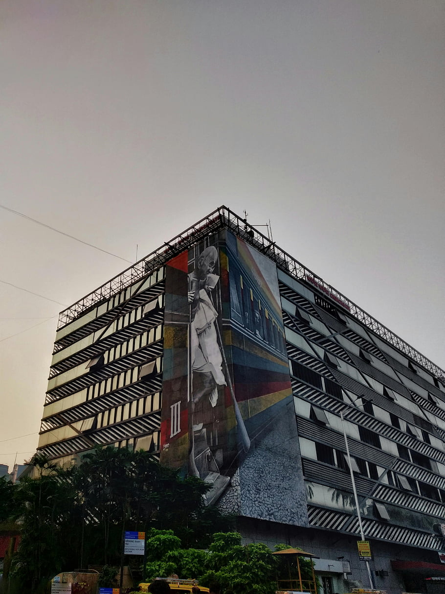 épület, szürke ég, modern épület, művészi graffiti, mumbai, nappal, alacsony szög kilátás, városi művészet, városkép, építészet, utcai művészet