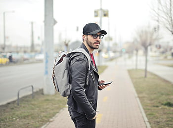 άνδρας, μαύρο δερμάτινο μπουφάν, smartphone, Μοντέρνα νεαρός άνδρας, Βουδαπέστη, πολυσύχναστο δρόμο, ακουστικά, ΣΑΚΙΔΙΟ ΠΛΑΤΗΣ, ΕΞΩΤΕΡΙΚΟΥ ΧΩΡΟΥ, ζωή στην πόλη, Αστικό στυλ