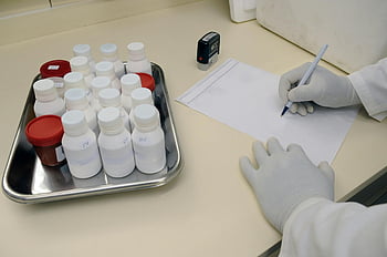 técnico de laboratorio, Guantes de mano blancos, Informe de escritura, papel blanco, laboratorio médico, muestras, muestras de laboratorio, escritura técnica, guantes blancos, informe de laboratorio