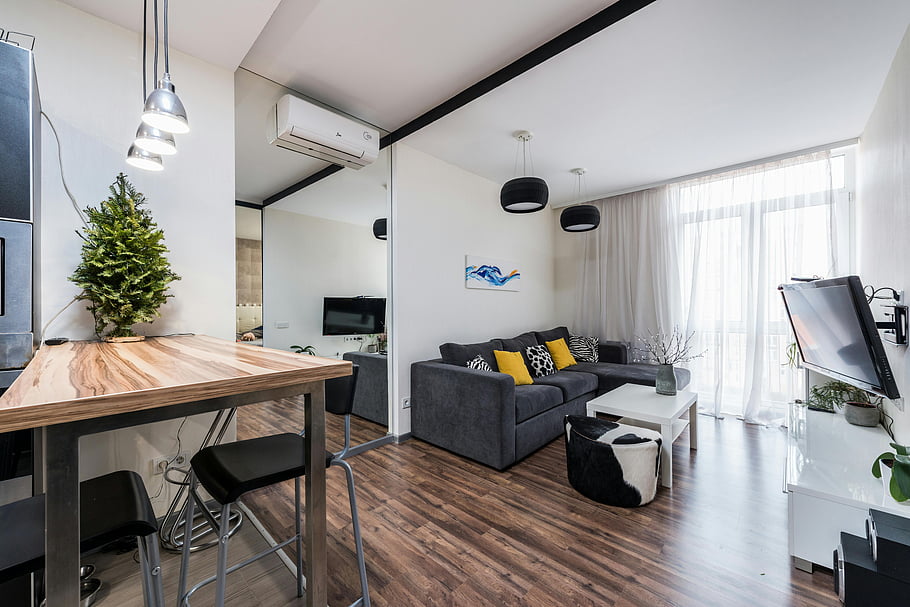 soggiorno accogliente, divano accogliente, contatore di legno, arredamento contemporaneo, luce naturale, soggiorno elegante, interni moderni, design del soggiorno, Home decor, interior design, spazio vitale