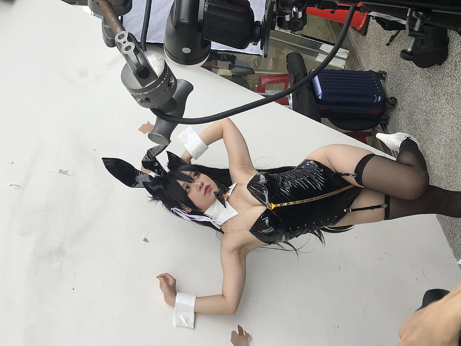 cosplay, zajíček, kostým, studio, fotografování, rekvizity, podlaha, černé oblečení, Bílé manžety, vlasový doplněk, zavazadla