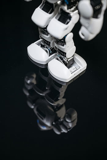kaki robot, robot putih, permukaan mengkilap, desain futuristik, Robot berteknologi tinggi, permukaan hitam mengkilap, lutut robot, permukaan reflektif, robotika modern, teknologi maju, Teknik robot