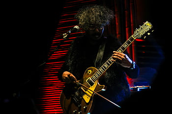 omul cântând chitara, interpretând muzician, chitara electrica, dramatic de iluminat, performanță etapă, Performanță pasională, muzica live, fotografie de concert, chitarist, Muzician de scenă, artă de performanță