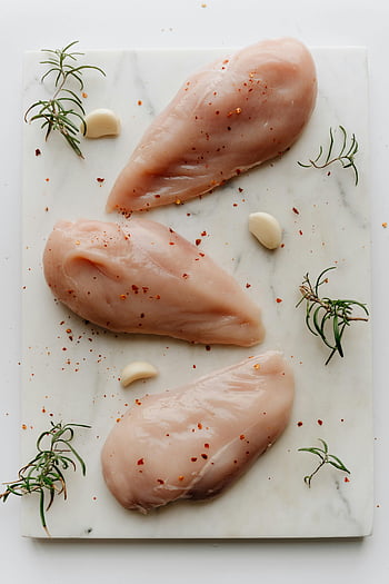 kuřecí prsa, mramorový talíř, syrové kuře, kořeněné kuře, byliny, česnek, pohled shora, detailní záběr, fotografování potravin, kulinářské, příprava masa