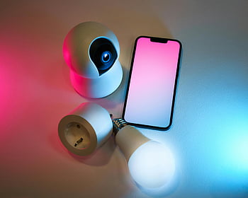 chytrý domov, technologie, mobilní ovládání, chytrý fotoaparát, žárovka, mobilní aplikace, základní vybavení pro chytrou domácnost, Chytrá zařízení, automatizace domácnosti, Inteligentní osvětlení, bezpečnostní kamera