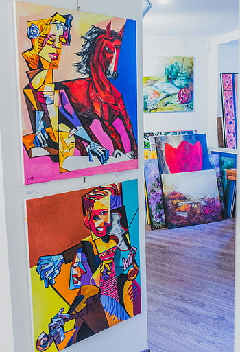 abstrakt kunst, Levende malerier, hest malerier, figur malerier, Farverigt galleri, godt oplyst galleri, kunstgalleri, Abstrakte kunstværker, moderne kunst, Galleri Display, abstrakte tal