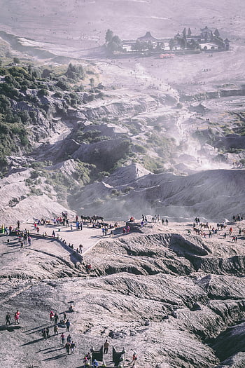 Luftaufnahme, Menschen gehen, Berghänge, Bromo-Krater, Touristen, Ost-Java, Indonesien, szenische Ansicht, vulkanische Landschaft, Reiseziel, Naturwunder