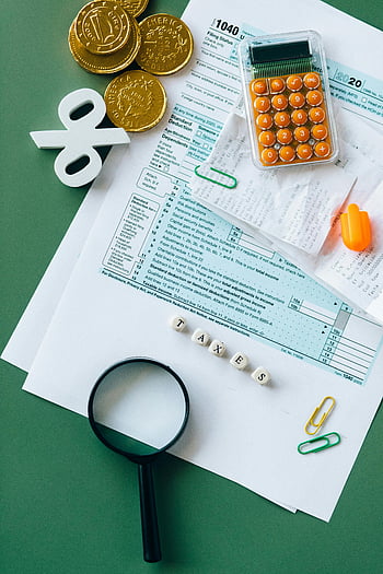 dokument, skatteformulär, kalkylator, mynt, kontorsmaterial, grönt skrivbord, förstoringsglas, pappersklipp, toppvy, skatt förberedelse, 1040 Form