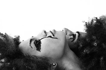اسود و ابيض،  صورة فنية،  مكياج التعبيري،  صورة عاطفية،  صورة رمادية،  سطح أبيض،  امرأتان،  الاستلقاء،  ماكياج فني،  التصوير بالأبيض والأسود،  التعبير العاطفي