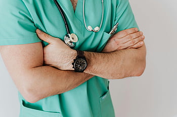 Dottore maschio, scrub, stetoscopio, orologio da polso, braccia incrociate, avvicinamento, sfondo bianco, Professionista medico, operatore sanitario, Abbigliamento medico, persona irriconoscibile