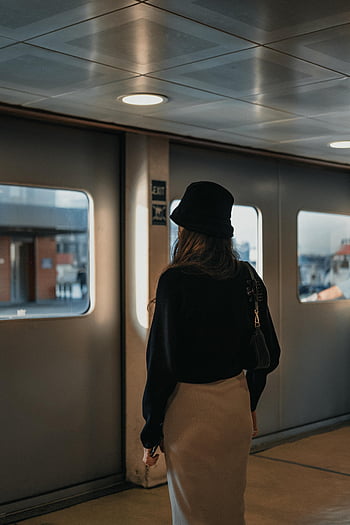 Mladá žena, trendy outfit, Istanbulská stanice, Subway Exit, zkoumání, Černý klobouk, Stylová móda, městské cestování, moderní město, veřejná doprava, žena cestující