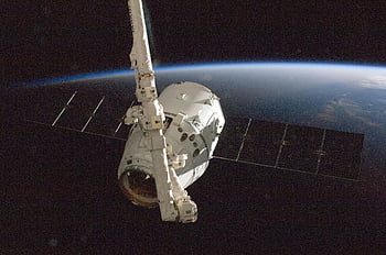 드래곤 우주선, 우주에서 지구, 낮은 지구 궤도, NASA 임무, 위성 궤도, 우주 탐사, 우주선, 태양 전지 패널, 우주 기술, 우주, 위성 이미지