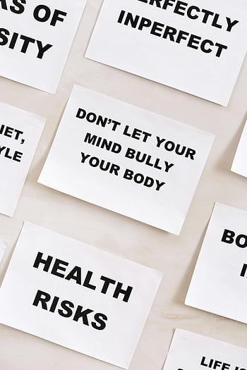 Motivierende Zitate, Bewusstsein für psychische Gesundheit, weiße Papiere, Fette Buchstaben, inspirierende Botschaften, Gesundheitsrisiken, Körperpositivität, Gedankenmobbing, perfekt unperfekt, geistiges Wohlbefinden, Tipps zur Selbstpflege
