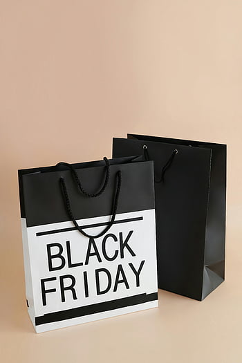 ブラックフライデー、 ショッピングバッグ、 ミニマリストショット、 現代の消費主義、 ブラックフライデーセール、 紙袋、 ブラックフライデーをテーマにした、 消費者動向、 ミニマリストデザイン、 ショッピングトレンド、 販売テキスト