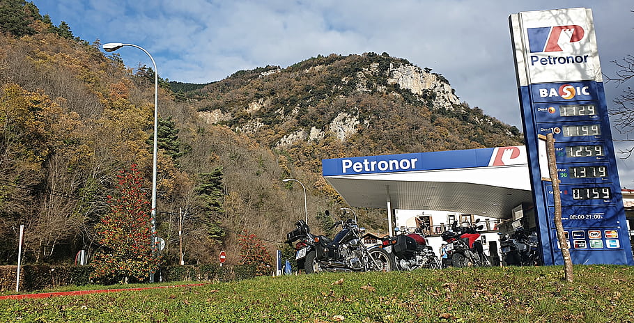 ペトロナー、 ガソリンスタンド、 バレデルロンカル、 オートバイ、 山岳、 秋、 スペイン、 サービスステーション、 価格記号、 木、 曇り空