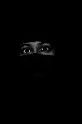 ojos en la oscuridad, fondo oscuro, ojos misteriosos, imagen cautivadora, persona en la oscuridad, misterio, en blanco y negro, ojos ocultos, retrato oscuro, ojos sombríos, ojos oscuros