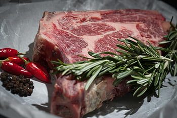 Syrový steak, rozmarýn, chilli, Koncepty vaření, detail, červené maso, zelené koření, chilli papričky, zdobené, ideál, fotografování potravin