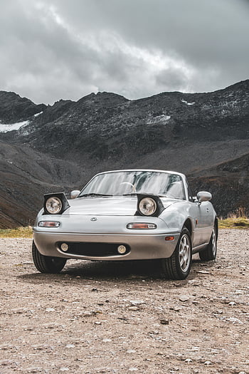 Mazda MX5 Miata, stříbrný kabriolet, zaparkováno, goms, švýcarsko, hornaté pozadí, zatažené obloze, sportovní auto, venkovní nastavení, pohled, výlet