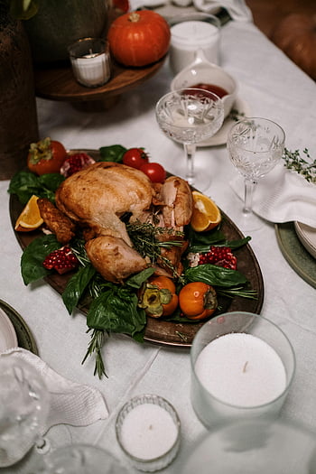 večeře díkuvzdání, Pečený krocan, čerstvá zelenina, byliny, lahodná hostina, Díkůvzdání hostiny, zdobená krůta, slavnostní stůl, dovolená jídlo, podzimní večeře, sezónní potraviny