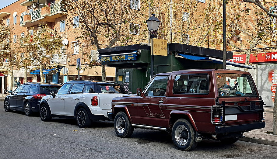 nissan hlídka, 6Cylinders, 1991, zaparkovaná auta, pouliční scény, městském prostředí, cihlová budova, větve stromů, ročník vozidla, Evropské ulice, obchod značek