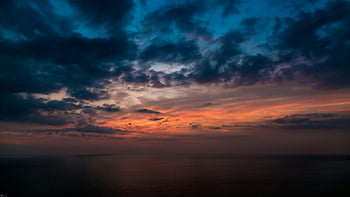 západ slunce, Černý mrak, pulzující obloha, dramatické mraky, klidný oceán, klidné vizuální efekty, Atmosférická scéna, Barevný horizont, večerní krajina, Přírodní krásy, soumraku obloha