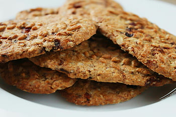 hnědé kulaté cookies, bílá keramická deska, Domácí ovesné vločky, rozinky, zdravá léčba, detail, dezert, Svačina, pečené dobroty, fotografování potravin, sušenky ovesné vločky