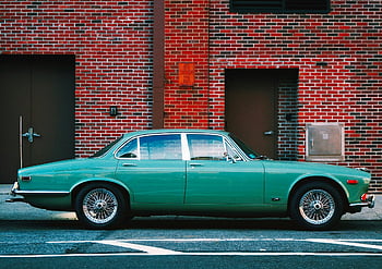 ビンテージカー、 シティ、 グリーンジャガー、 都会の環境、 赤レンガの壁、 古典的な自動車デザイン、 駐車中の車、 ビンテージグリーンカー、 都市環境、 クラシックカー、 赤れんが造りの建物