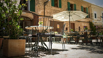 venkovní kavárna, mallorca Španělsko, železné židle, Rustikální kamenné budovy, Fotografie selektivního zaměření, Kuriózní kavárna, venkovní posezení, kamenná architektura, zahradní nábytek, Evropská kavárna, slunečný den