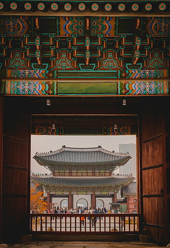 tempio asiatico, cancello ornato, architettura tradizionale, colori vibranti, Tempio storico, persone sotto pagoda, cancello del tempio, architettura asiatica, ingresso al tempio, Visitatori del tempio, cortile del tempio