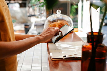 カフェ、 タブレット、 現代の職場環境、 スタイリッシュなカフェ、 カフェテリアのカウンター、 従業員、 タッチスクリーン、 インタラクティブなテクノロジー、 仕事の設定、 ベーカリーディスプレイ、 顧客サービス
