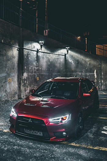 Červený Mitsubishi Lancer Evo, parkoviště, spoře osvětlené, městské oblasti, noc, elegantní design, auto, červené auto, mitsubishi, lancer evo, noční fotografie