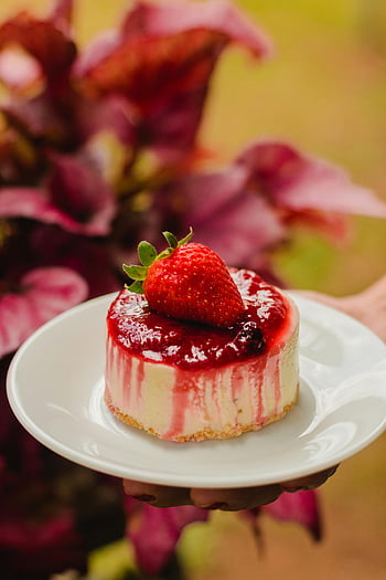 Çilekli cheesecake, plaka üzerinde peynirli kek, yakın çekim cheesecake, Gıda Blogları, ağız sulandıran tatlı, çilek sosu, cheesecake tarifi, tatlı fotoğrafçılık, beyaz tabak, yemek fotoğrafçılığı, çilekli sır