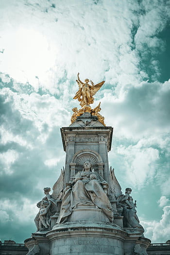 památník victoria, Londýn, královna victoria, Buckinghamský palác, nízký úhel záběru, sochařství, památník, Anglie, Spojené království, historický mezník, nebe