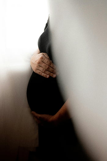 Brzuch ciążowy, Kobieta trzymająca brzuch, oczekiwanie na macierzyństwo, delikatny portret, delikatne ułożenie dłoni, fotografia macierzyńska, Zdjęcie ciążowe, przyszła mama, Momenty macierzyństwa, Brzuch, Podróż ciążowa